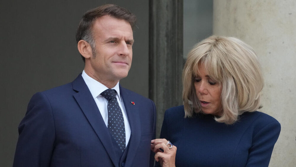 El presidente francés, Emmanuel Macron, junto a la primera dama, Brigitte, el 8 de octubre de 2025.