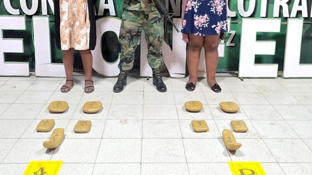 Hallan a dos pasajeras de un bus con diez paquetes de droga adheridos al cuerpo- Hallan a dos pasajeras de un bus con diez paquetes de droga adheridos al cuerpo