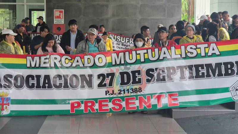 Comerciantes de distintas organizaciones llegaron al lugar Comerciantes de distintas organizaciones llegaron al lugar