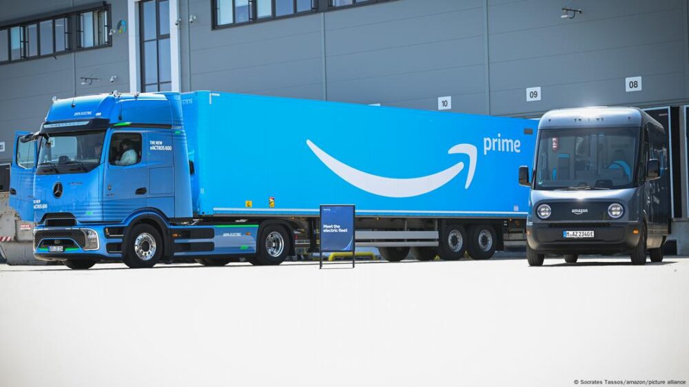 Un camión de transporte de Amazon. Un camión de transporte de Amazon.