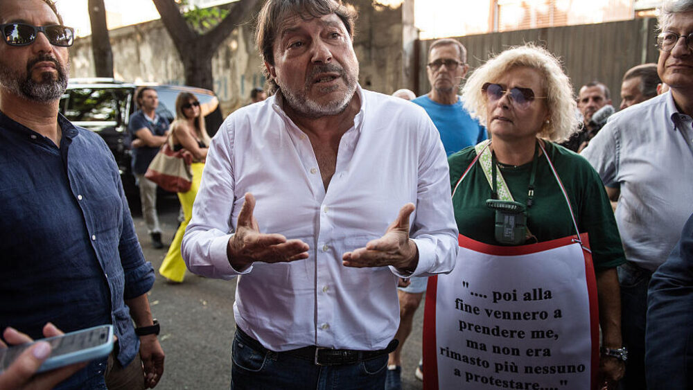 Sigfrido Ranucci, el 27 de junio de 2025 en Nápoles, durante una manifestación contra los recortes presupuestarios en la RAI, siguiendo las directrices del Gobierno.