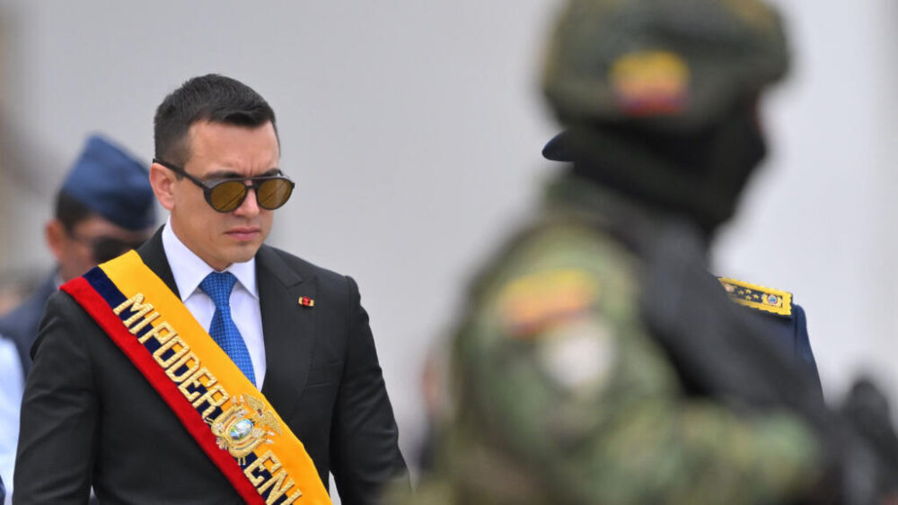 El presidente ecuatoriano, Daniel Noboa, asiste a un acto por el día de la Fuerza Aérea de Ecuador en la base militar Mariscal Sucre, el 17 de octubre de 2025 en Quito