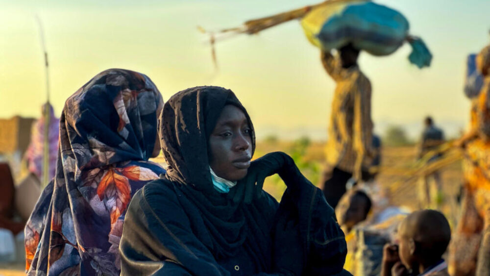 Una mujer desplazada descansa en Tawila después de huir de la ciudad de El-Fasher tras su caída en manos de los paramilitares, el 28 de octubre de 2025 al oeste de la región de Darfur, en Sudán
