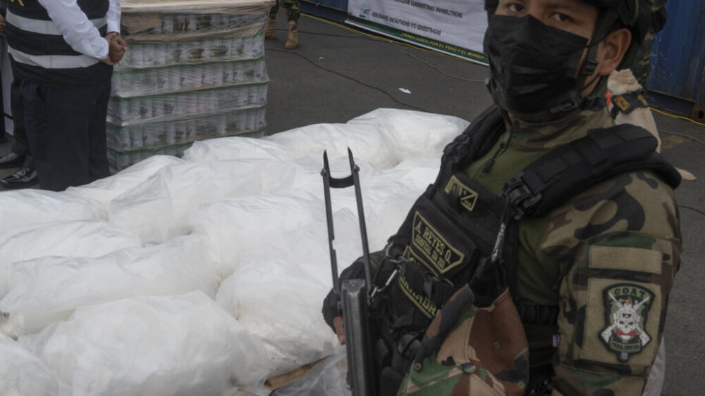 La policía muestra un alijo de cocaína incautado en el puerto de Callao, en Perú, el 11 de junio de 2022
