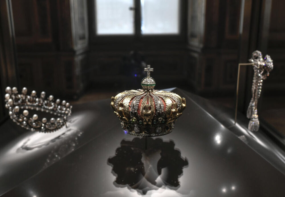 La corona (c) y la diadema (g) de la emperatriz Eugenia expuestas en la galería de Apolo del museo del Louvre, el 14 de enero de 2020 en París