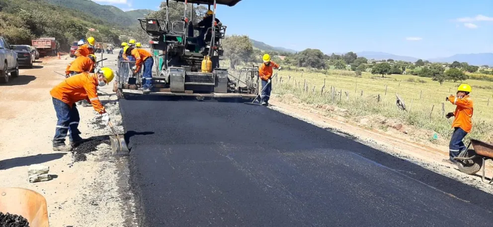 Trabajadores proceden con trabajos de asfaltado de una carretera construida con recursos de inversión pública. Foto: ABC