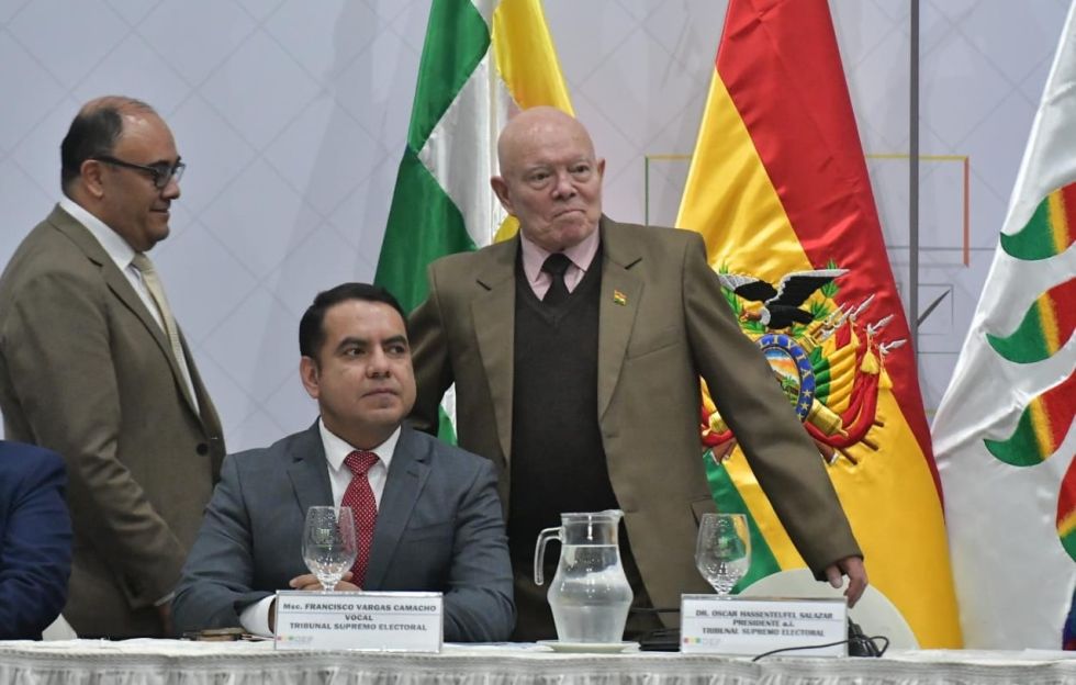 El presidente del TSE, Óscar Hassenteufel (d), junto con los vocales Gustavo Ávila (i) y Francisco Vargas.