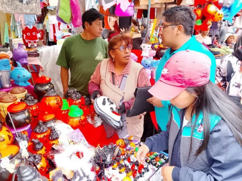 Funcionarios de la Intendencia inspeccionan un puesto. FOTO: AMUN