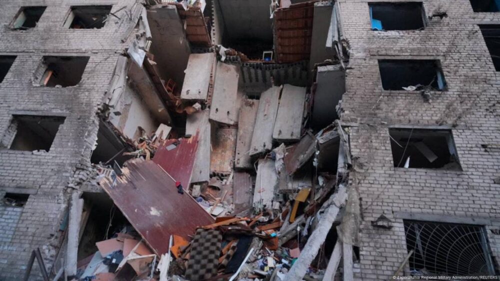 Edificio destruido durante ataque ruso en Zaporiyia, Ucrania. Edificio destruido durante ataque ruso en Zaporiyia, Ucrania.