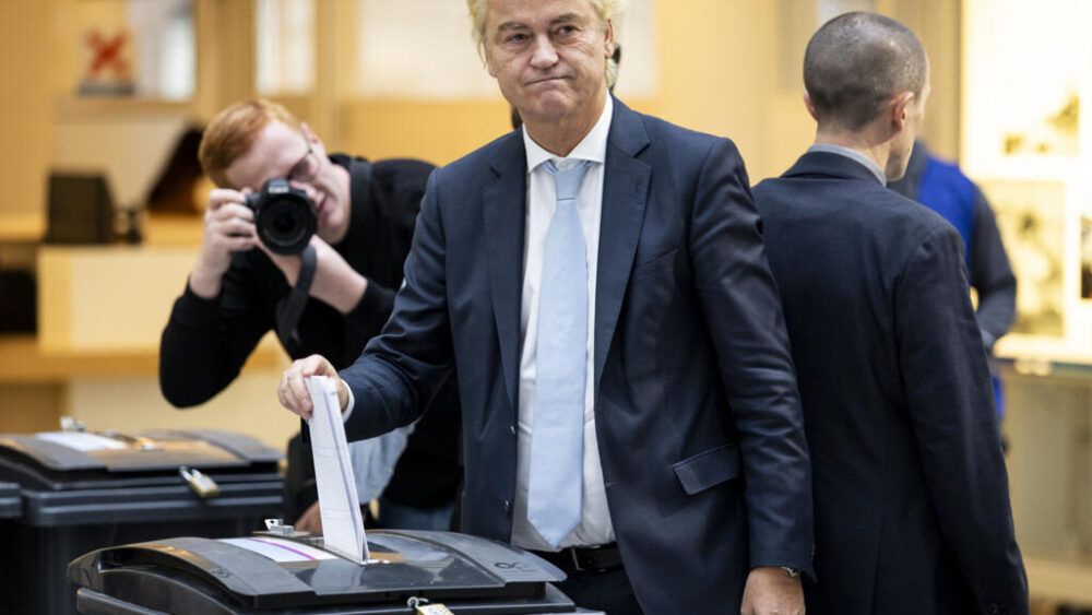 El líder ultraderechista Geert Wilders deposita su voto en la urna con motivo de las elecciones parlamentarias en Países Bajos, el 29 de octubre de 2025 en La Haya