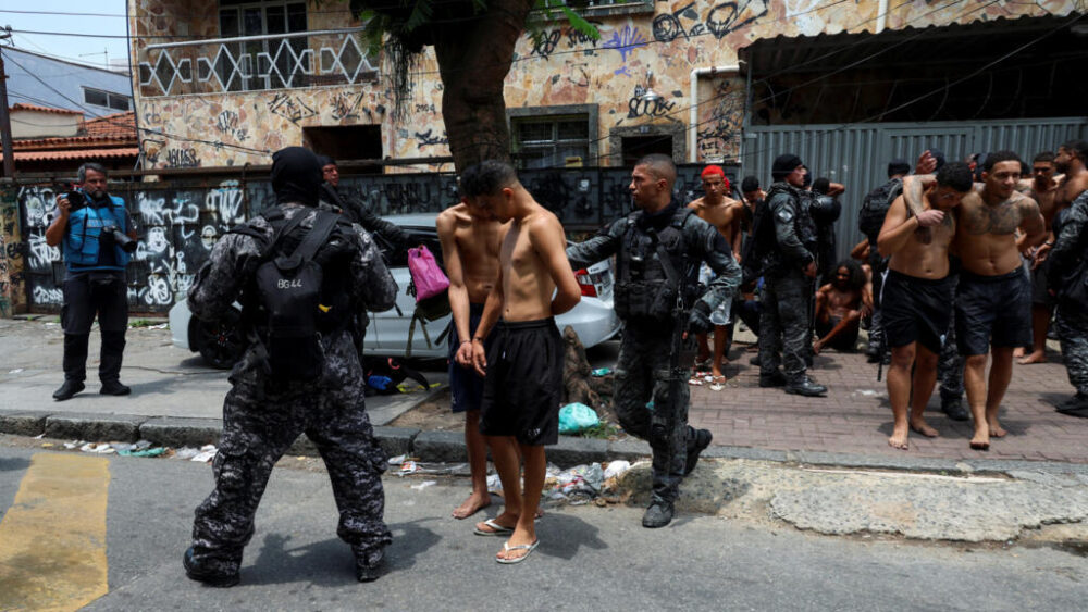 Miembros de la unidad especial de la policía militar detienen a presuntos narcotraficantes durante una operación policial contra el narcotráfico en la favela do Penha, en Río de Janeiro, Brasil, el 28 de octubre de 2025. 