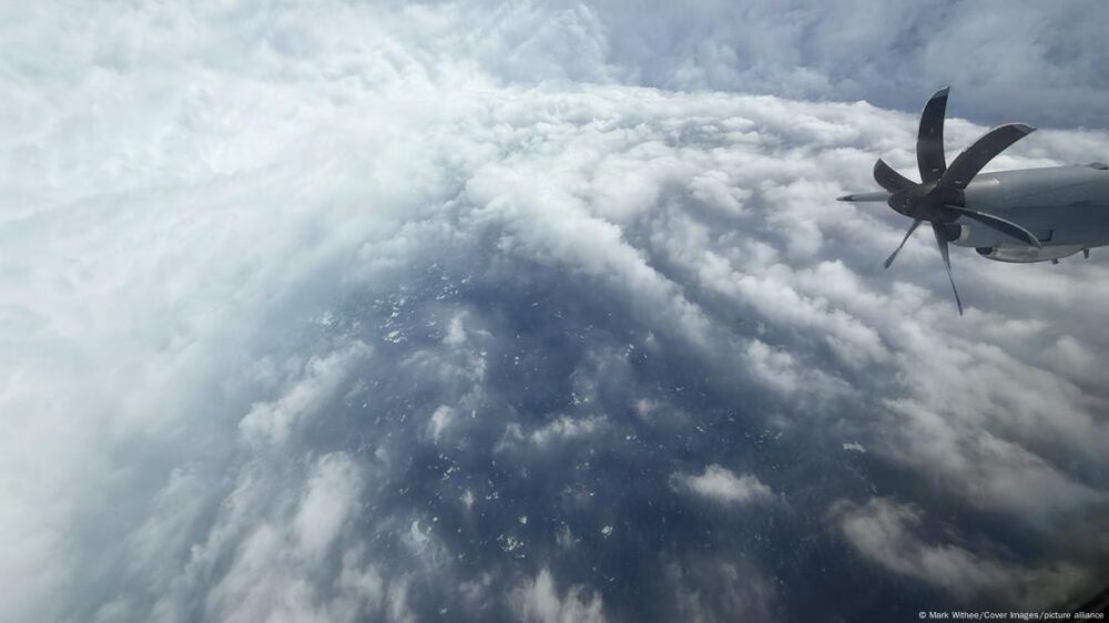 Los "Cazadores de Huracanes" experimentaron fuerzas extraordinarias durante su misión de recolección de datos en el corazón del fenómeno meteorológico. Los "Cazadores de Huracanes" experimentaron fuerzas extraordinarias durante su misión de recolección de datos en el corazón del fenómeno meteorológico.