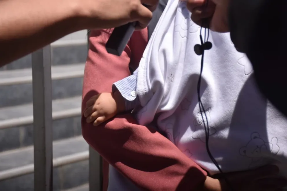 Brenda Lafuente con su hijo, este jueves en Cochabamba. Foto: APG