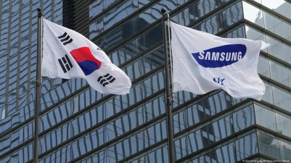 Una bandera de Corea del Sur y otra de Samsung ondean ante la sede de Samsung en Seúl. Una bandera de Corea del Sur y otra de Samsung ondean ante la sede de Samsung en Seúl.