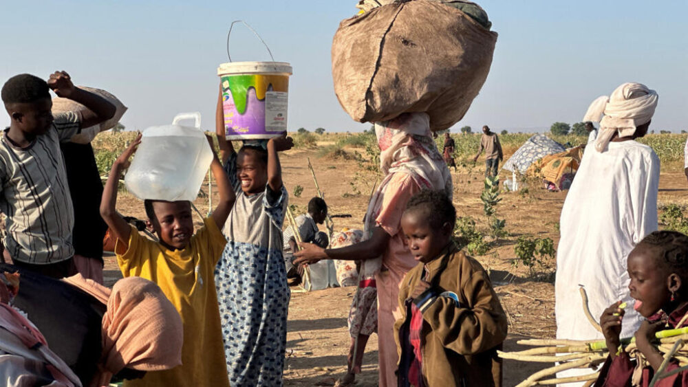 Unos desplazados sudaneses que huyeron de El Fasher tras su caída en manos de los paramilitares de las Fuerzas de Apoyo Rápido (FAR) llegan a la ciudad de Tawila el 28 de octubre de 2025