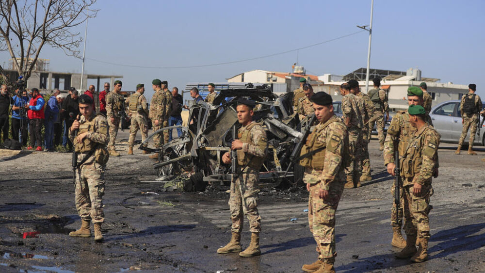Soldados del ejército libanés se reúnen cerca de un automóvil carbonizado que fue alcanzado por un ataque israelí, en la ciudad costera sureña de Ghazieh, Líbano, el viernes 18 de abril de 2025.