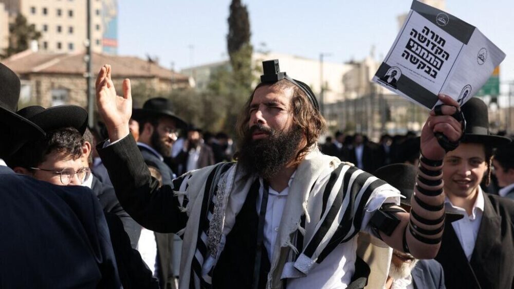 Manifestación de judíos ultraortodoxos contra el servicio militar obligatorio en el ejército israelí en Jerusalén, el 30 de octubre de 2025.