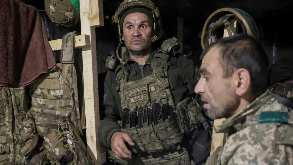 Artilleros de la 152.ª Brigada Independiente Jaeger descansan en un refugio, en medio del ataque de Rusia a Ucrania, en una posición cercana a la ciudad de Pokrovsk, en la región de Donetsk, Ucrania, el 15 de octubre de 2025. REUTERS/Anatolii Stepanov