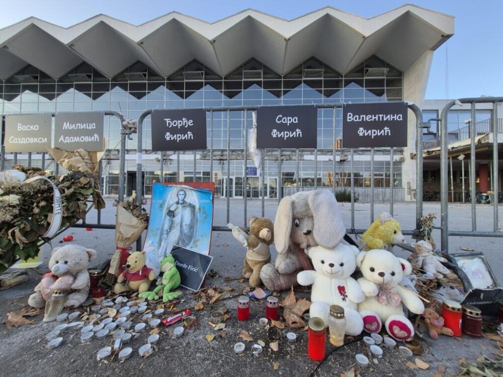 Un año después del derrumbe de su marquesina, la estación de tren de Novi Sad, la segunda ciudad más grande de Serbia, sigue sin reabrir. Las obras de reparación aún no han comenzado y la investigación para determinar las responsabilidades del drama se encuentra estancada.