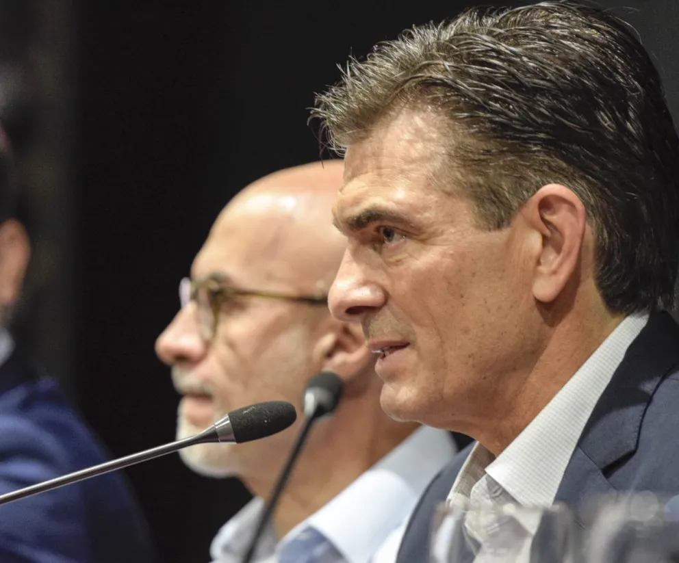 Paz junto a Lupo, uno de los integrantes de su equipo económico. Foto: APG 