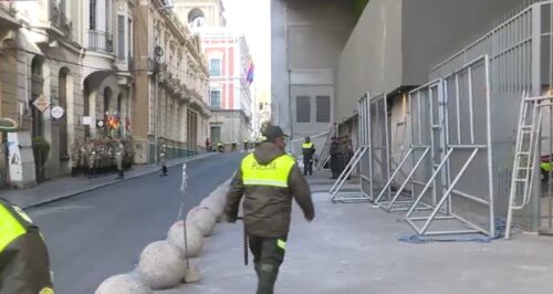 Por ensayos y anillos de seguridad, Policía cierra accesos a la plaza Murillo