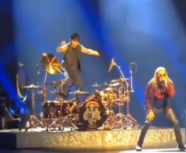 El golpazo del baterista de Maná cuando quiso hacer una pirueta en pleno concierto y qué pasó después