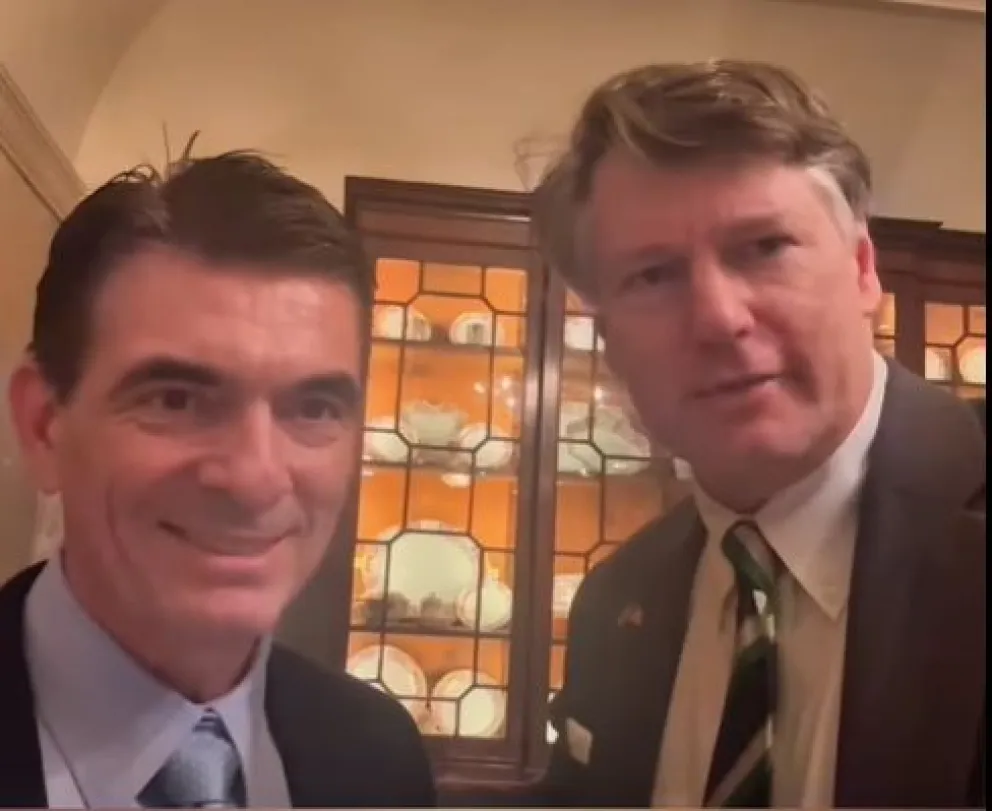 Rodrigo Paz con el vicesecretario, Christopher Landau. FOTO: Cuenta de Facebook de Rodrigo Paz