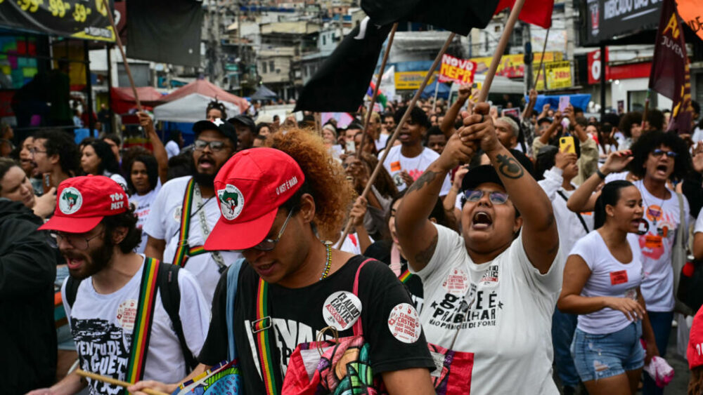 Activistas y residentes participan en una protesta en el complejo de Penha en Rio de Janeiro, Brasil, el 31 de octubre de 2025, para exigir justicia para las víctimas de una masiva redada policial que dejó al menos 117 presuntos delincuentes y cuatro oficiales de policía muertos.