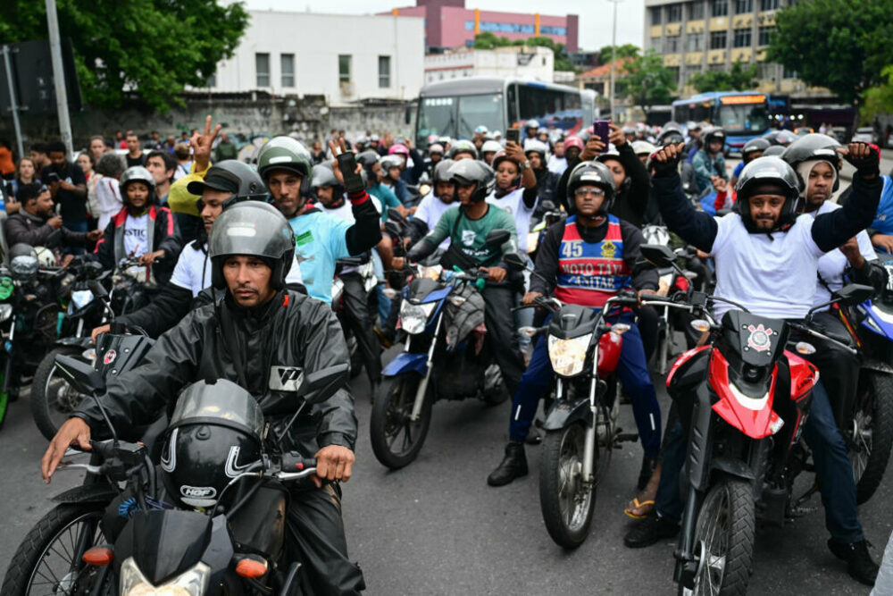 Decenas de mototaxis y motorizados, un medio de transporte común en las favelas por las empinadas y sinuosas calles, participan en una protesta en el complejo de Penha en Rio de Janeiro, Brasil, el 31 de octubre de 2025.