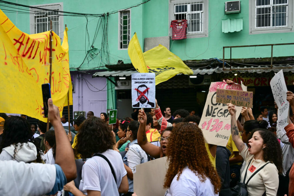 Cientos de personas vestidas de blanco protestan por las calles de Vila Cruzeiro, una de las favelas de Rio de Janeiro donde tres días atrás tuvo lugar la intervención que dejó más de 120 muertos, en el complejo de Penha en Rio de Janeiro, Brasil, el 31 de octubre de 2025.