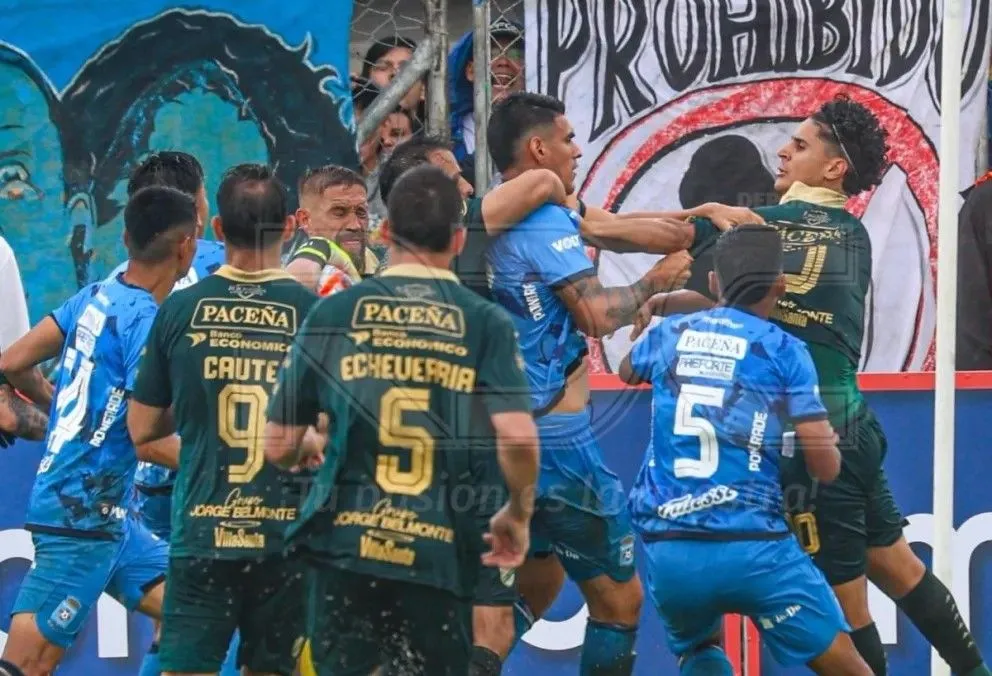 Jugadores de Blooming y Bolívar en el momento de las agresiones. Foto: RDC
