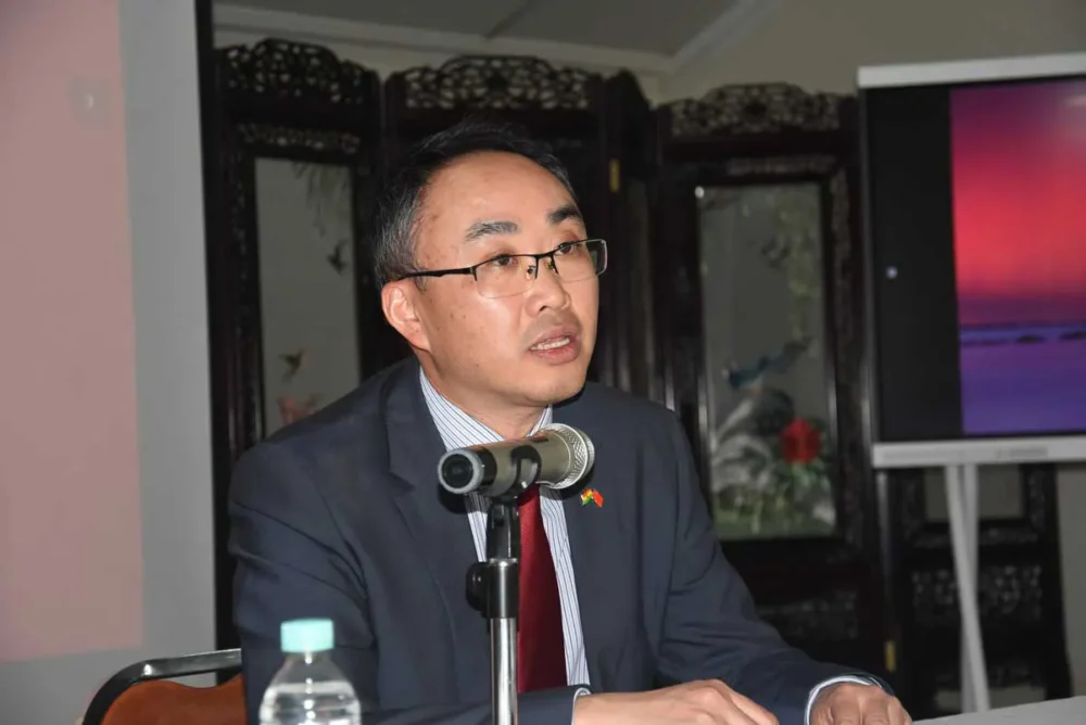 WANG LIANG, EMBAJADOR DE LA REPÚBLICA POPULAR CHINA.