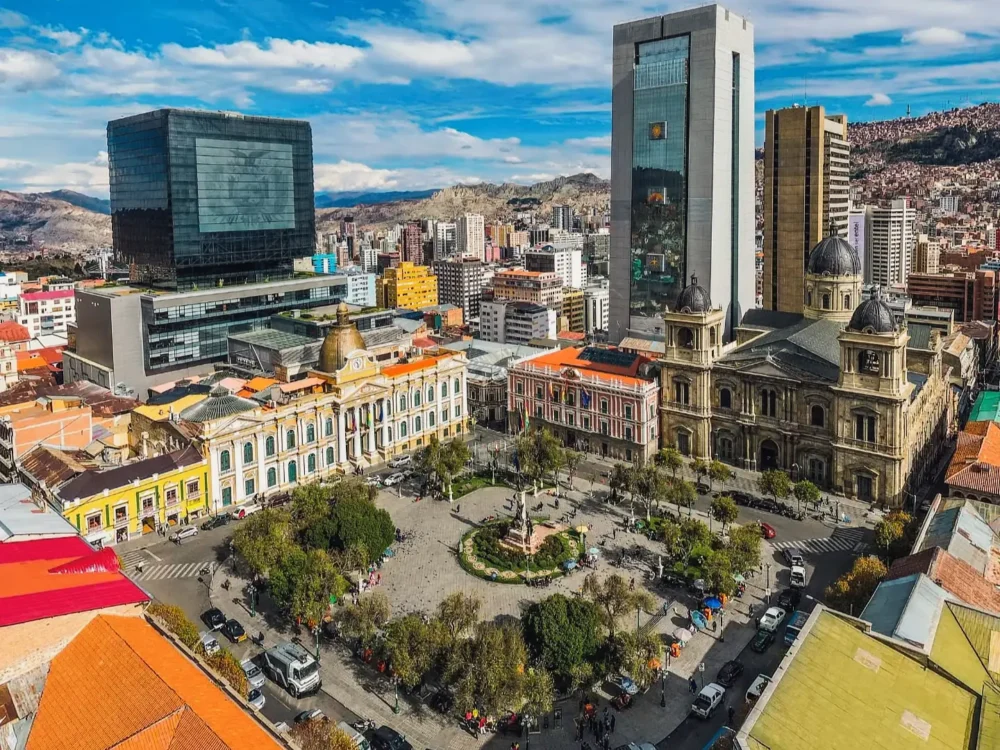Plaza Murillo, corazón político de Bolivia, con el Palacio Quemado, y los edificios de la Asamblea Legislativo y la Casa Grande del Pueblo. Foto: Archivo.
