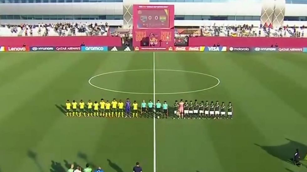 La ceremonia de himnos antes del partido. 