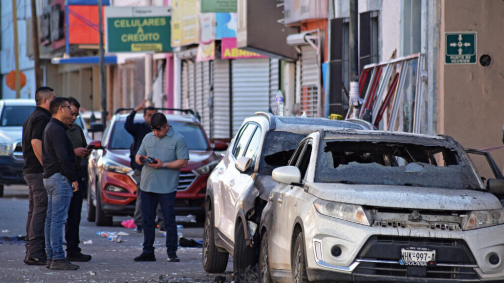 Unos investigadores recaban pruebas en el supermercado de Hermosillo, en el norte de México, donde se produjo la explosión, el 2 de noviembre de 2025