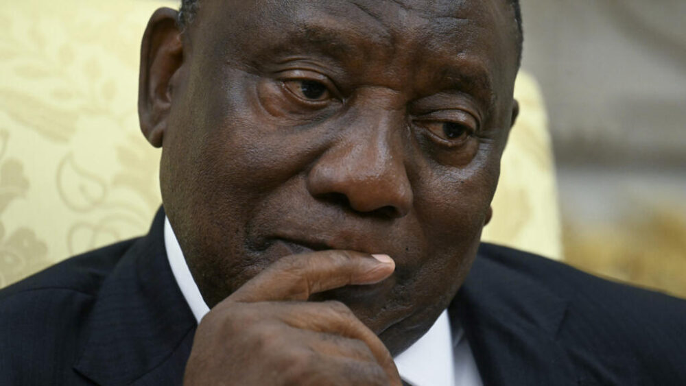 El presidente de Sudáfrica, Cyril Ramaphosa, se reúne con su homólogo de Estados Unidos, Donald Trump, el 21 de mayo de 2025 en el Despacho Oval de la Casa Blanca, en Washington