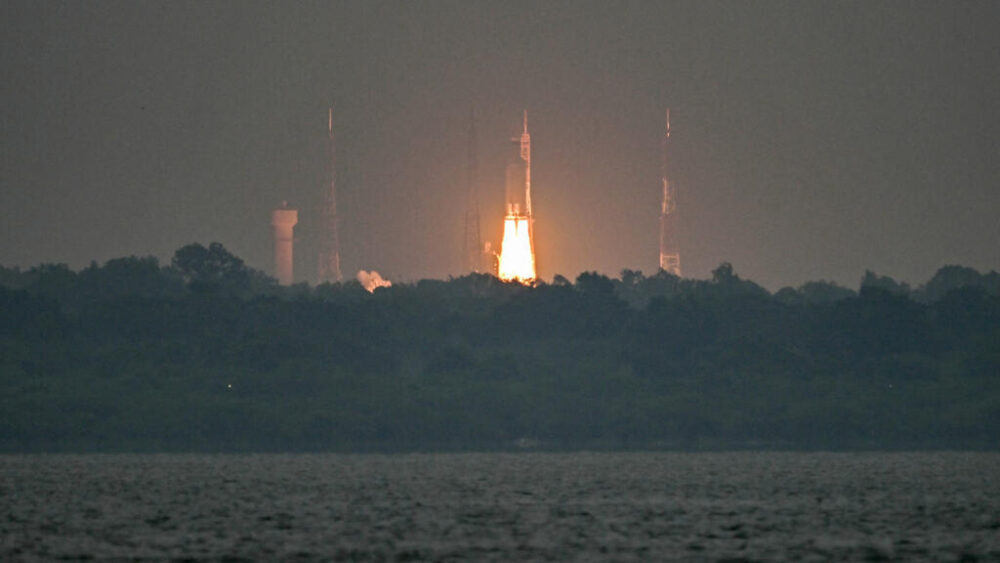 El cohete LVM3-M5, con el satélite de telecomunicaciones CMS-03 a bordo, despega del Centro Espacial Satish Dhawan, en Sriharikota, India, el 2 de noviembre de 2025