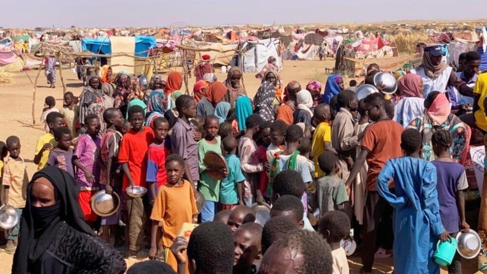 Esta foto, publicada por el Consejo Noruego para los Refugiados, muestra a familias desplazadas de El Fasher en un campo de refugiados en Tawila, región de Darfur, Sudán, el viernes 31 de octubre de 2025.