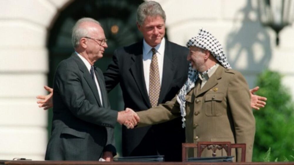 El 13 de septiembre de 1993, en Washington, el primer ministro israelí Yitzhak Rabin estrecha la mano del líder palestino Yasir Arafat bajo los auspicios del entonces presidente estadounidense Bill Clinton.