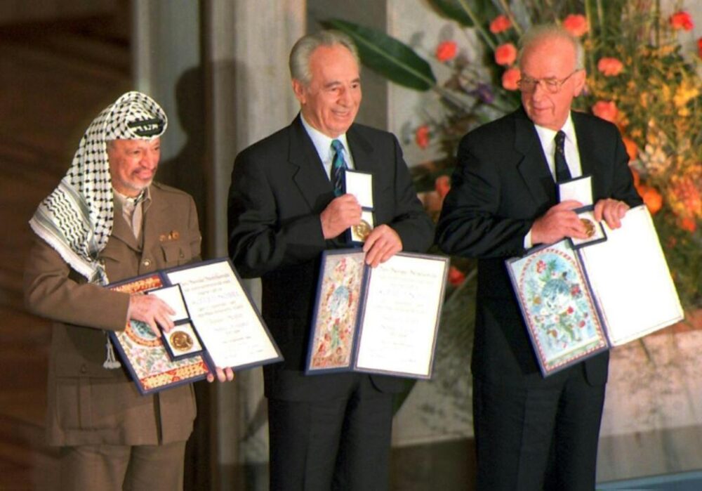 La elección de Yasser Arafat, señalado por muchos como un ex líder terrorista, desató una tormenta política. En la foto, junto al expresidente israelí Shimon Peres (centro) y al primer ministro israelí Yitzhak Rabin (derecha), tras recibir el premio en Oslo.