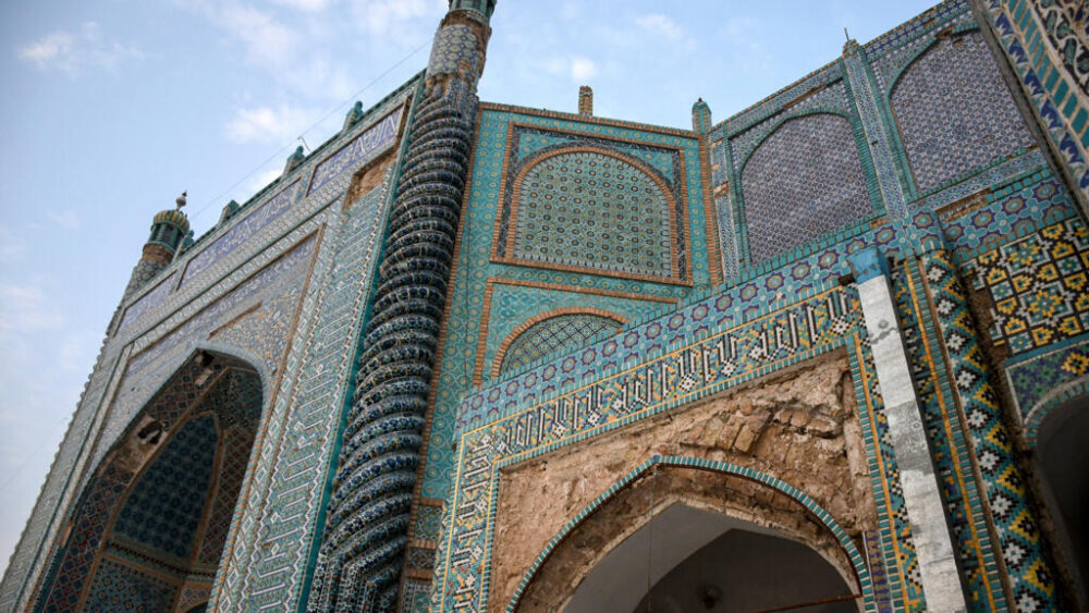 La Mezquita Azul o Hazrat-e-Ali de Mazar-i-Sharif, en Afganistán, afectada por el terremoto del 3 de noviembre de 2025