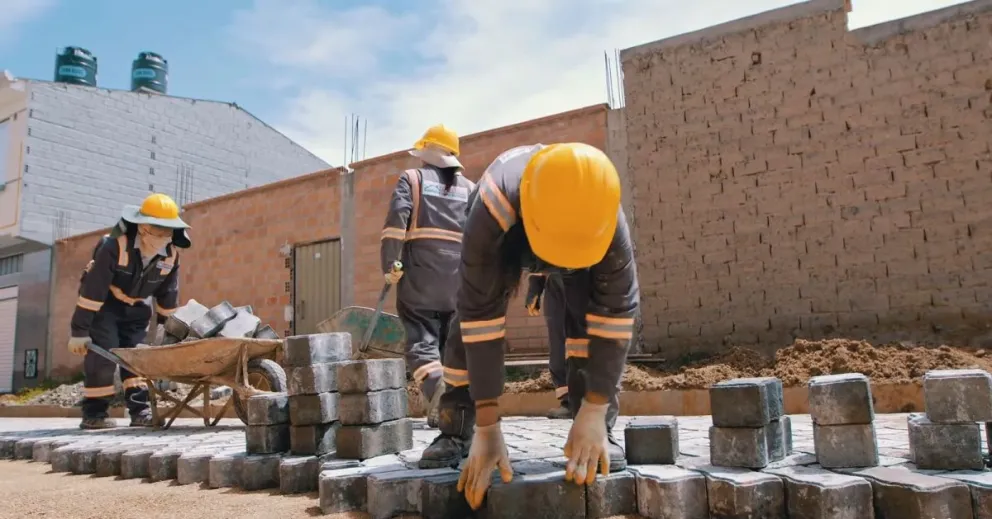 Trabajadores realizan el adoquinado de una calle en el marco del Programa Nacional de Emergencia. Foto: ABI