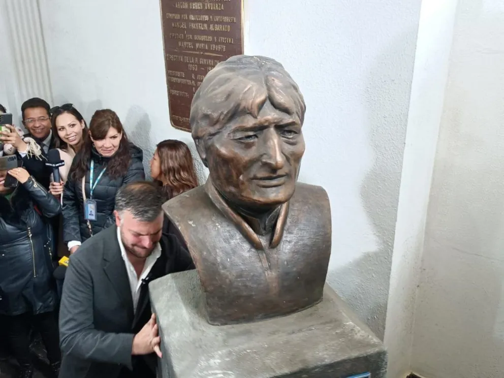 Busto de Evo Morales en la Asamblea Legislativa Foto: APG