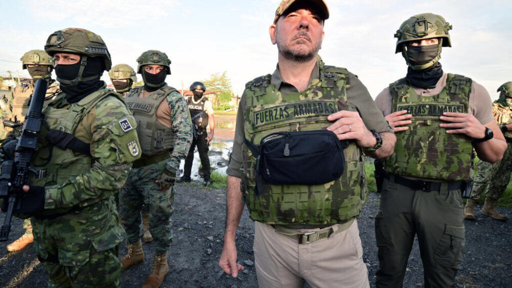 El ministro de Defensa de Ecuador, Gian Carlo Loffredo (c), en una operación contra el crimen organizado, en Durán, el 14 de marzo de 2025