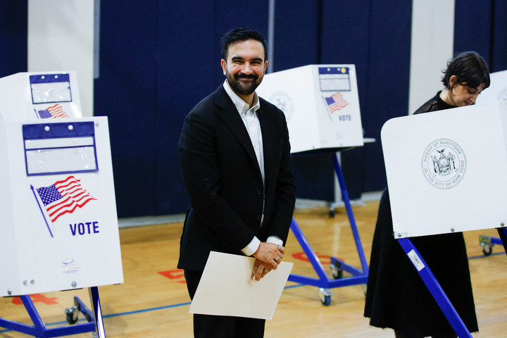 Zohran Mamdani, y su esposa, Rama Duwaji, votaron en un centro de votación ubicado en la Escuela de Artes Frank Sinatra, en el distrito de Queens. Foto AFP