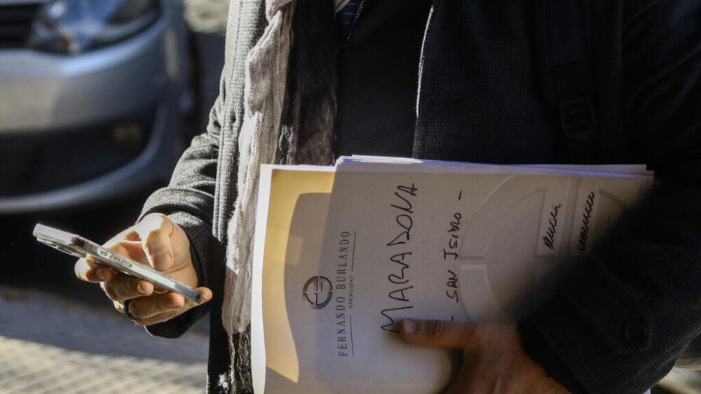 Fabián Améndola, abogado de las hijas de Diego Maradona Dalma y Gianinna, sostiene una carpeta a su llegada a una audiencia preliminar por la muerte del exfutbolista, en San Isidro, a las afueras de Buenos Aires, el 18 de julio de 2025