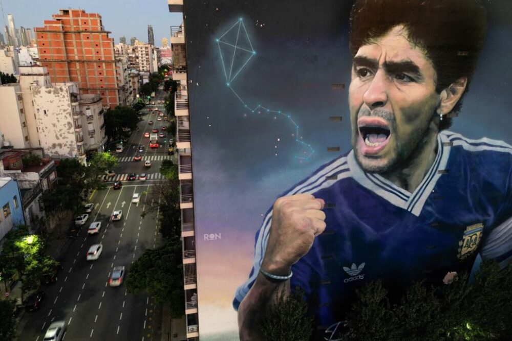 Un mural del fallecido futbolista argentino Diego Maradona, pintado por el artista Martín Ron en Buenos Aires, fotografiado el 10 de marzo de 2025
