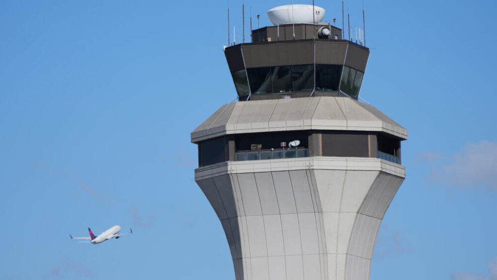 Un avión despega frente a la torre de control del aeropuerto de Detroit, en Míchigan, el 28 de octubre de 2025.