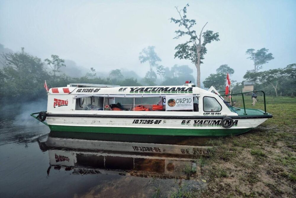Una de las lanchas de la glotilla Yaku Mama durante su ruta hacia Belem, en Perú.
