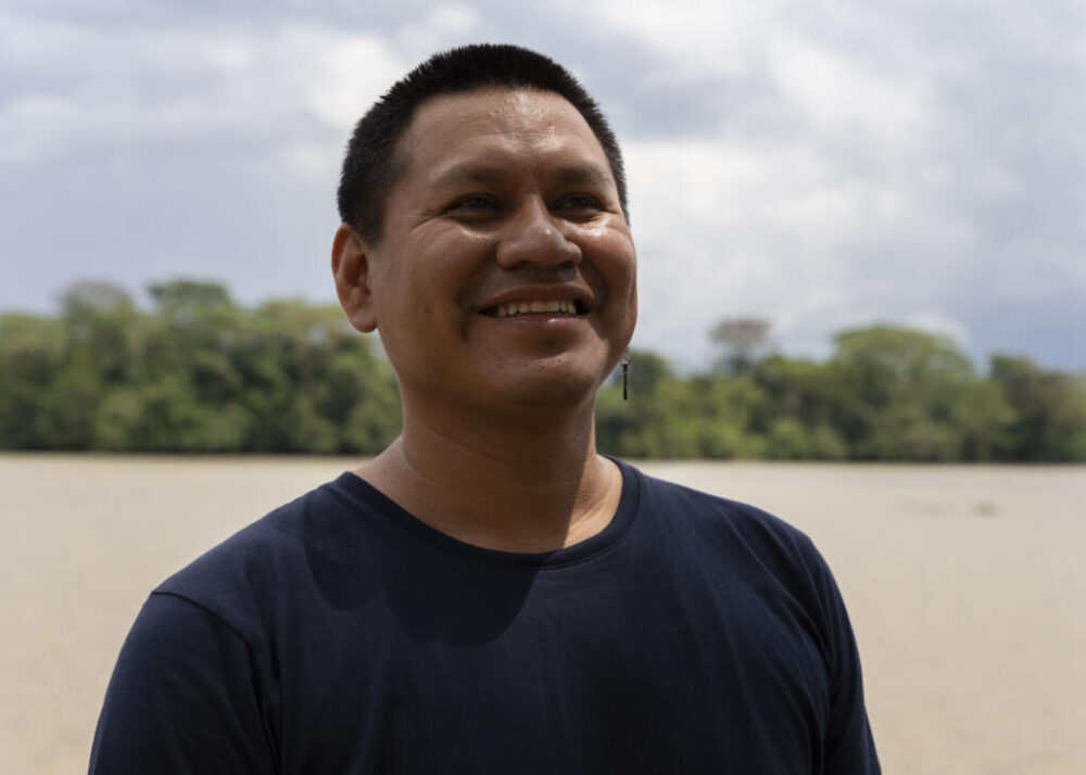 El representante Kichwa de Napo (Ecuador) Leo Cerda durante una etapa de la Flotilla Yaku Mama, hacia la COP30.
